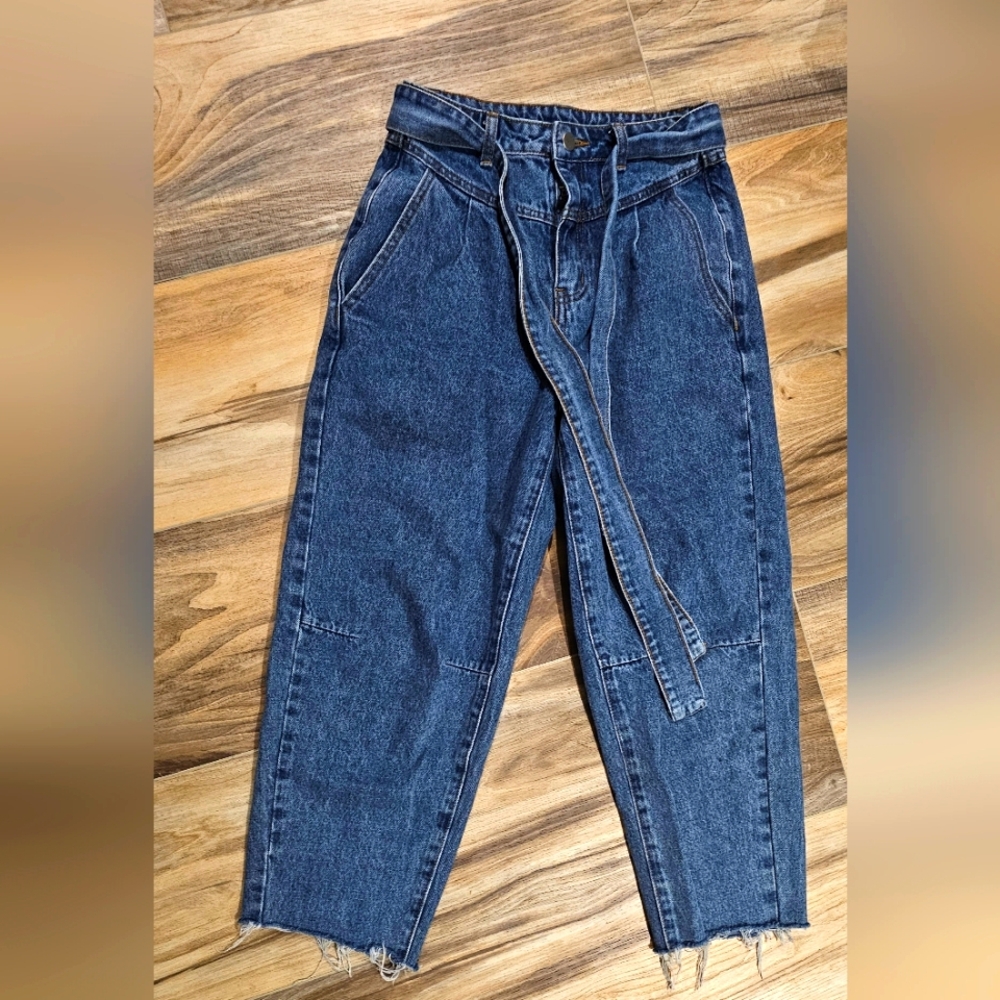 Casual high-waisted, pleated blue barrel ankle Jeans with Belt